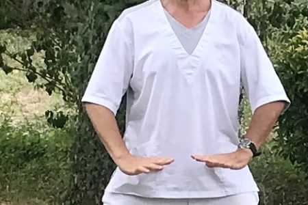Posture d'ancrage debout devant un arbre, symbole de l'élément Terre en médecine chinoise – Michel Brunet, ostéopathe à Bègles
