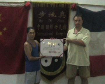 Michel Brunet ostéopathe D.O à Bègles avec son professeur de kung-fu et de qigong en Chine.